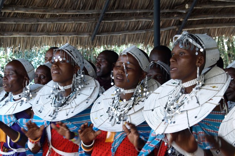 Maasai-naisia laulamassa perinneasuissa